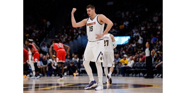 Esperando con ansias el primer partido entre Los Angeles Lakers y Denver Nuggets